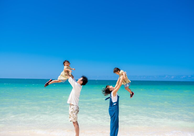 沖縄の綺麗な海で高い硬いする家族